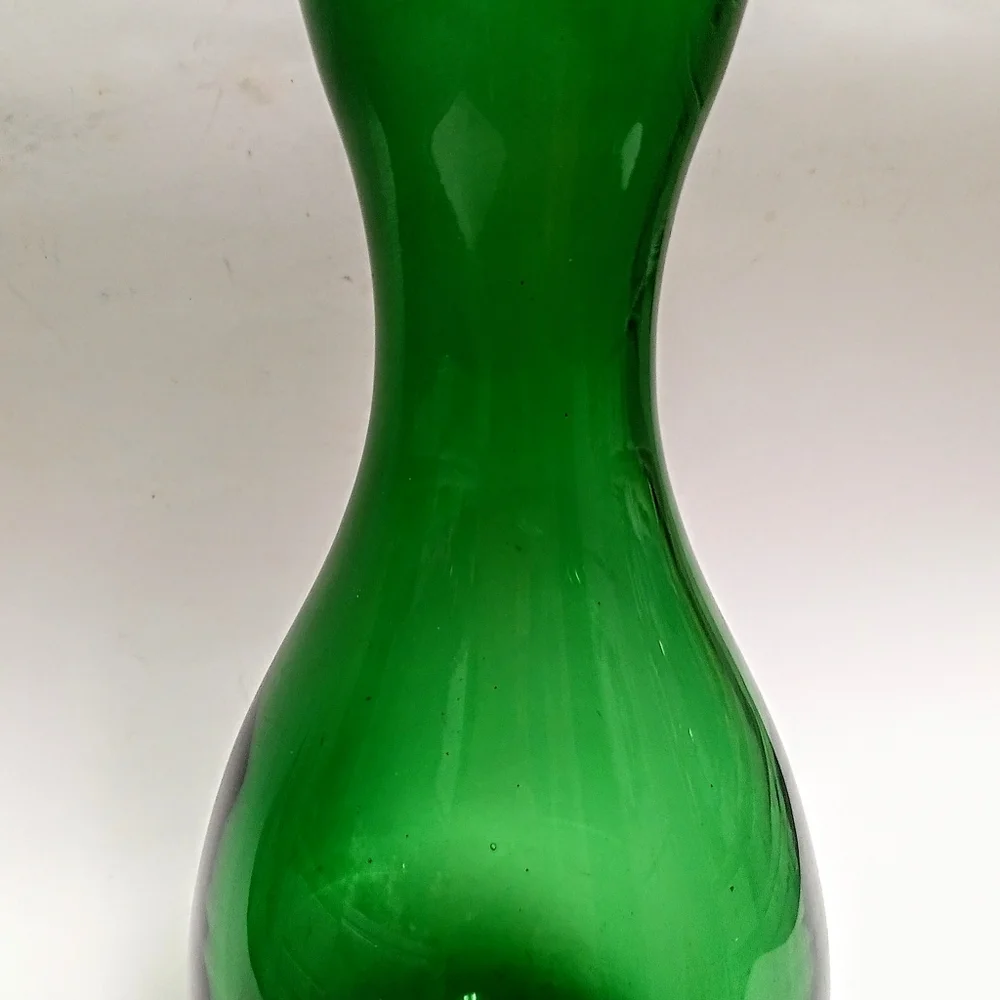 Elegant Crate & barrel Diva Emerald green Blown Glass Vase Poland 11.5